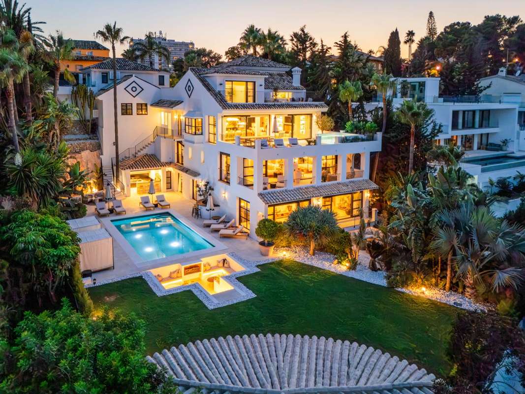 6-bed Villa in Nueva Andalucía